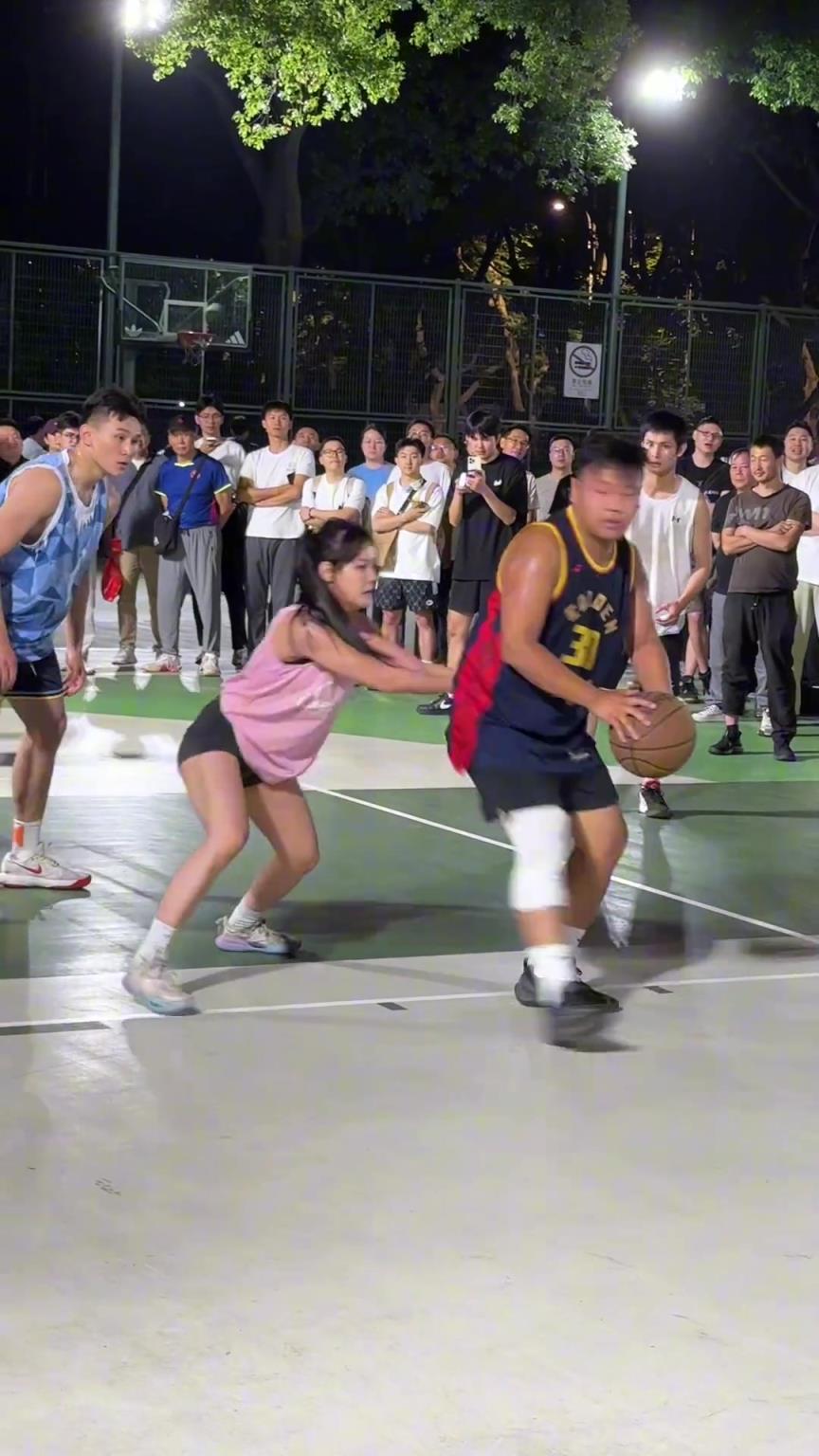 這哥們看見防自己的是女生，一個勁背打，球也不傳了